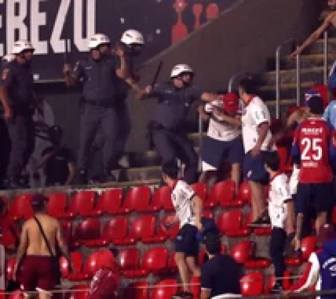 La Policía de Brasil reprimió a los hinchas de Nacional de Uruguay