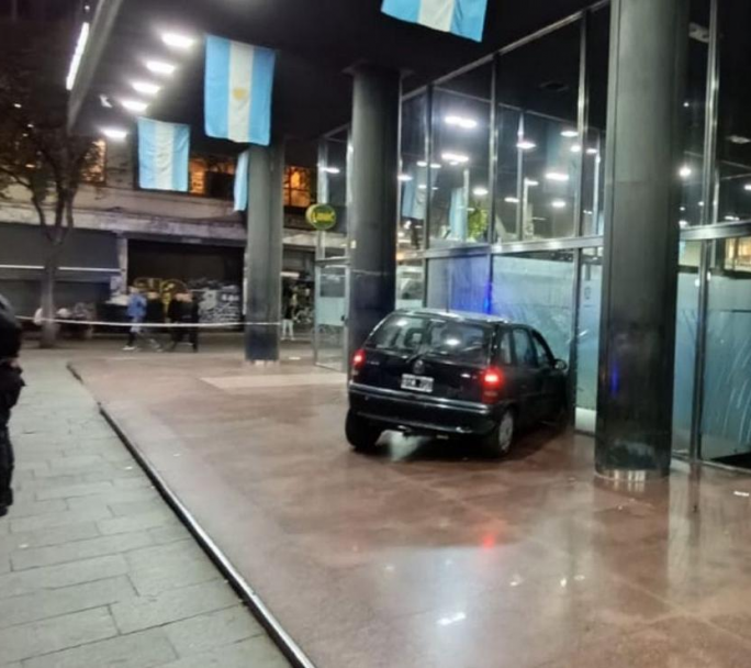 Por negarle un crédito choco su auto contra el frente del Banco Nácion