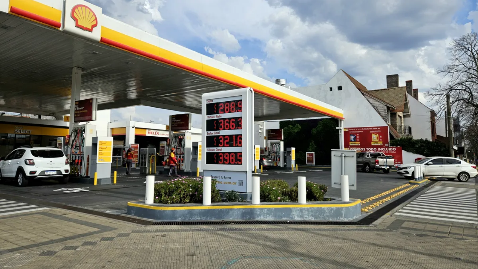 Los consumidores deben ser informados si las estaciones cobran tasas municipales al combustible