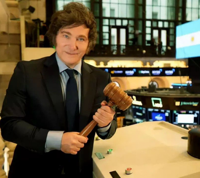 A traves de un decreto Milei disuelve el Instituto Argentino del Transporte