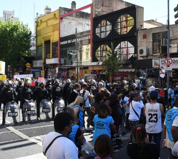 Operativo de la Polícia de la Ciudad para desalojar manteros en Once