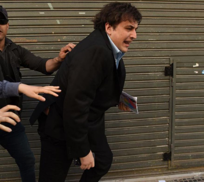 Un grupo de manifestantes agredieron a un streamer libertario