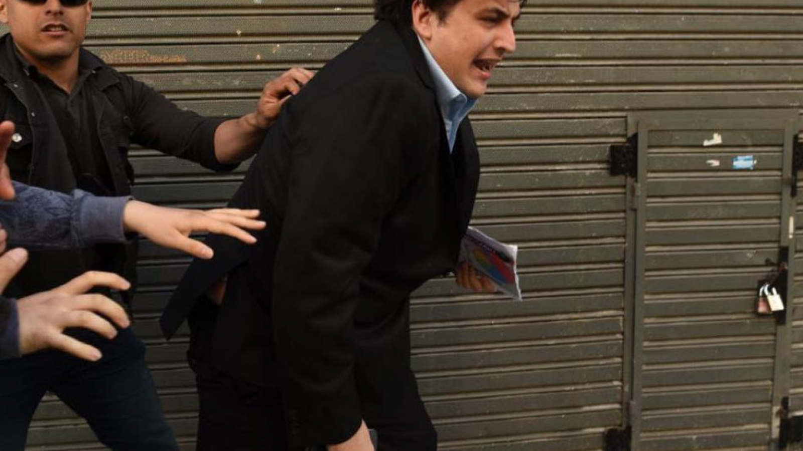 Un grupo de manifestantes agredieron a un streamer libertario