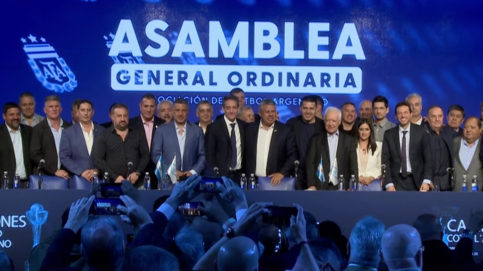 Por unanimidad los delegados eligieron a Chiqui Tapia Presidente de AFA