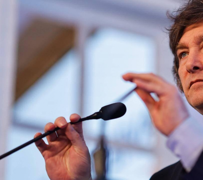 Javier Milei envió un mensaje a los trabajadores aeronáuticos al señalar que "se termina Intercargo".