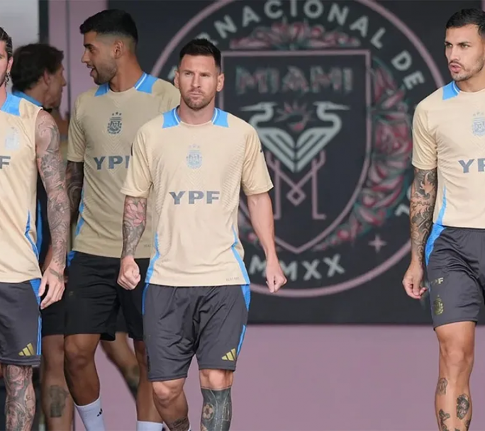 Desde las 20 y 30 hs en Paraguay, la Selección enfrenta al local para seguir en la cima