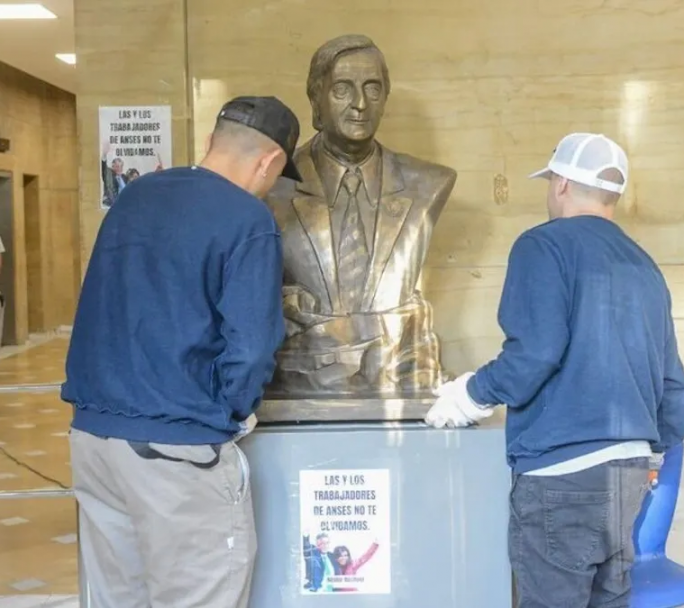 El Gobierno retiró el busto de Néstor Kirchner del edificio de ANSES