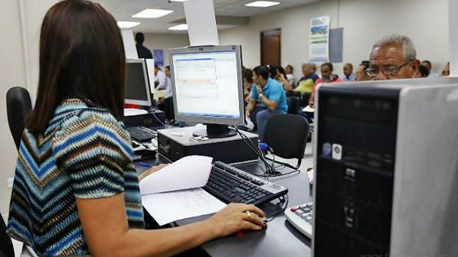 Por decreto oficializaron un aumento a los trabajadores del Estado