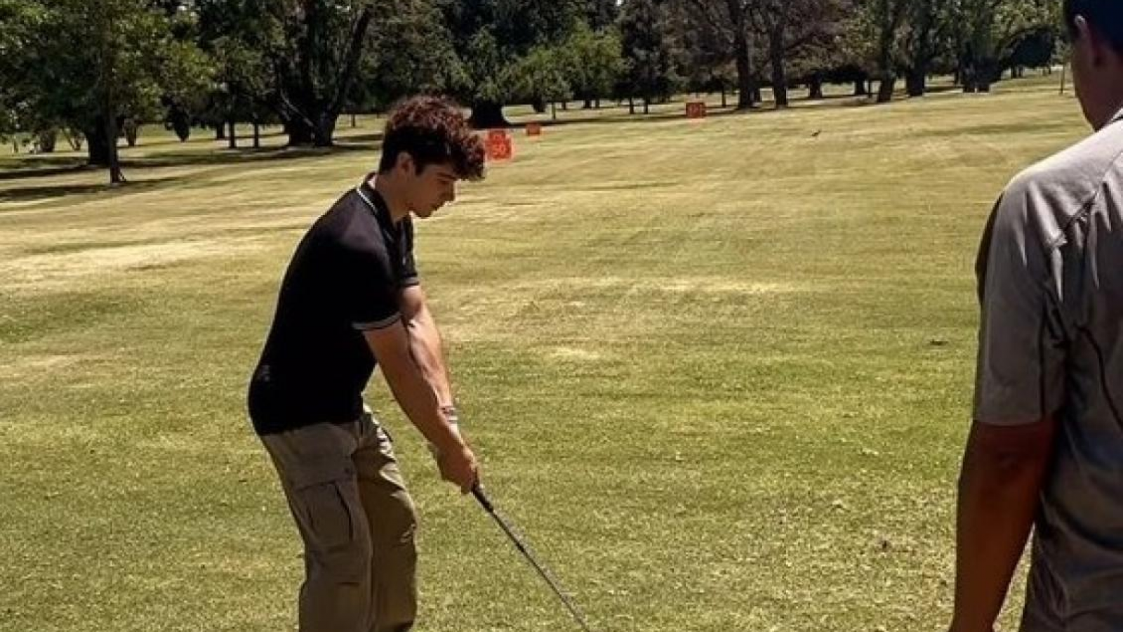 ¿Cambia de deporte? Colapinto estuvo jugando al golf en Argentina