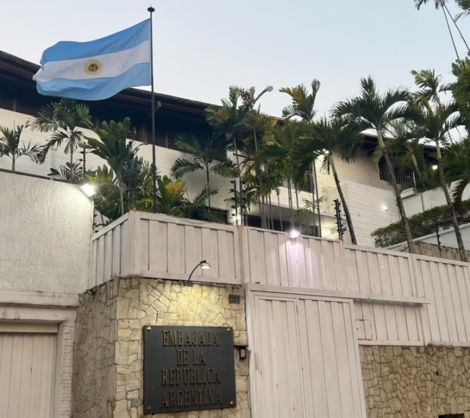Un dirigente opositor a Maduro asilado en la Embajada Argentina fue autorizado a salir