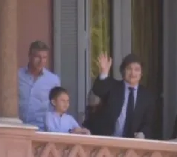 Javier Milei recibió a Martín Palermo en Casa Rosada y salieron a saludar al balcón