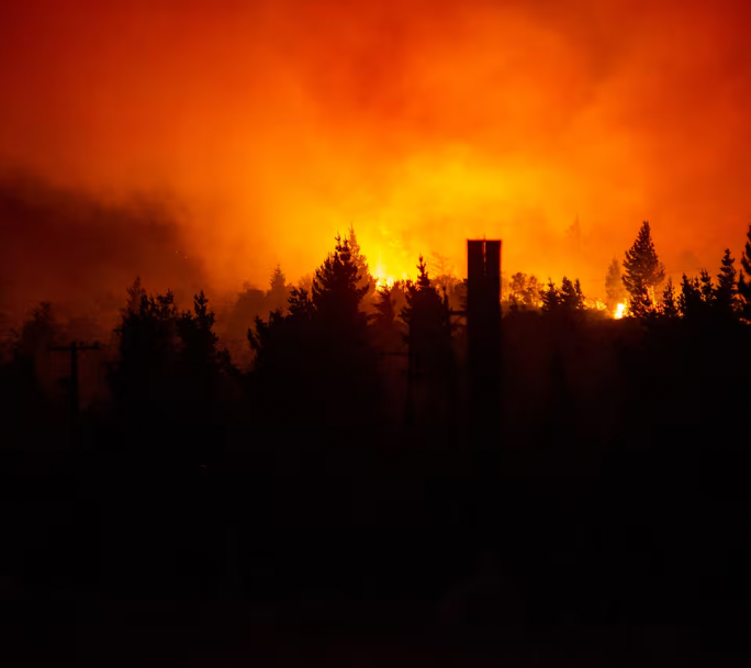 Debido a los fuertes vientos, el incendio en Epuyen no se puede controlar