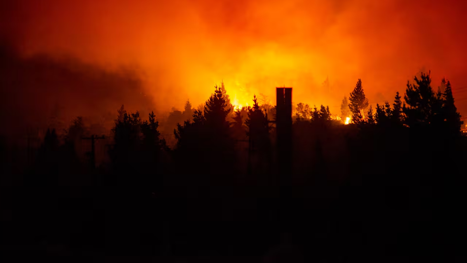 Debido a los fuertes vientos, el incendio en Epuyen no se puede controlar