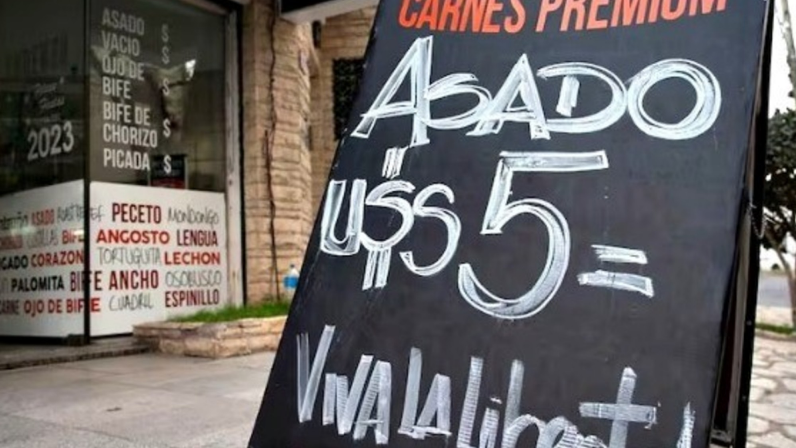 Se hizo famoso dolarizando los precios de su carnicería y hoy festeja la legalización