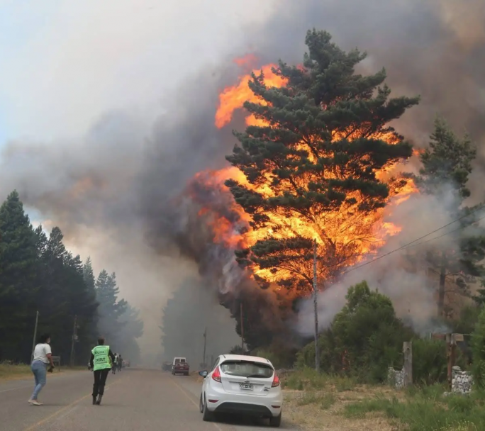 A pesar de que se esperan lluvias, sigue incontrolable el incendio en Epuyén