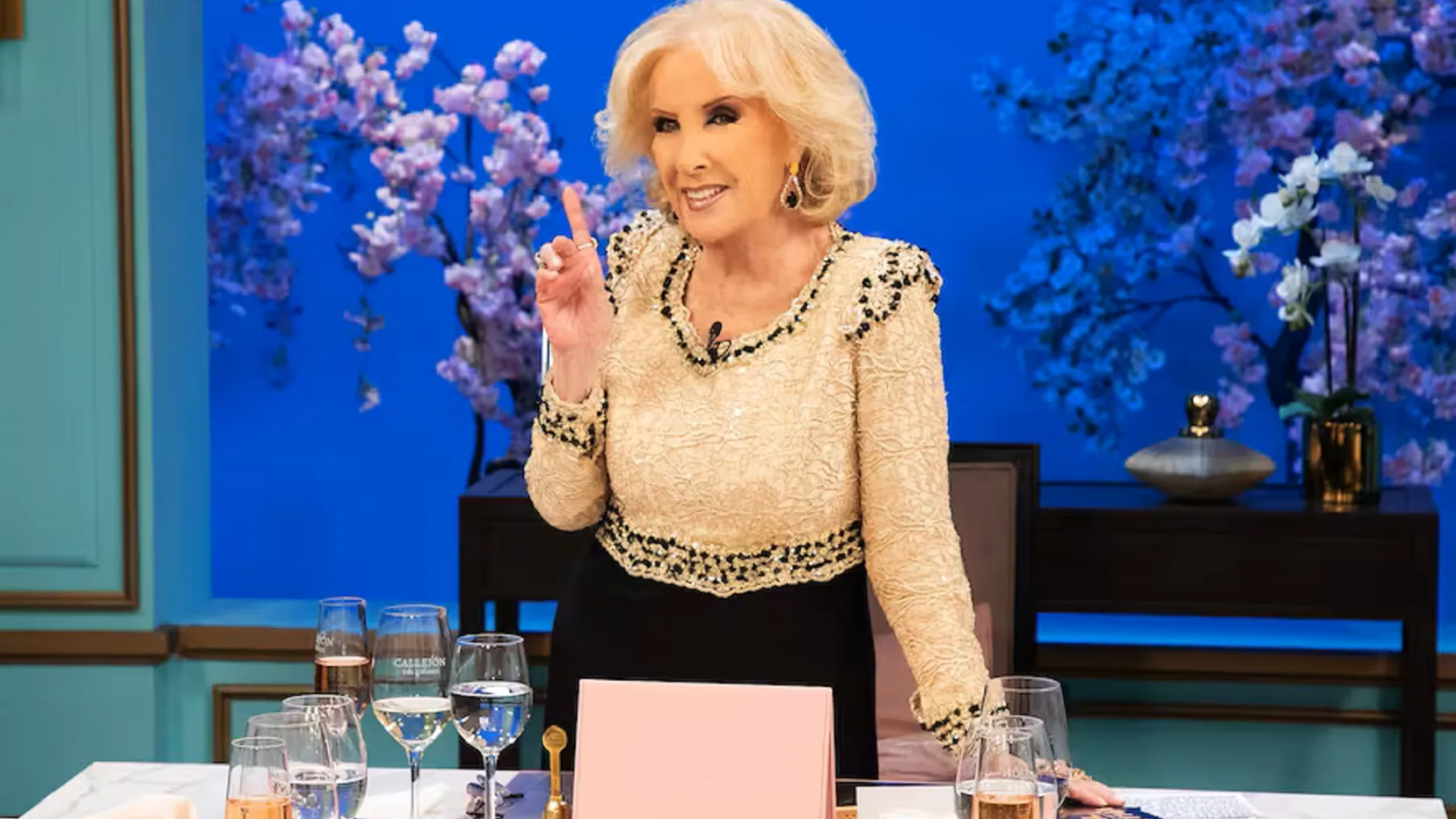Volvió Mirtha con su programa desde Mar del Plata y tuvo el apoyo de la gente