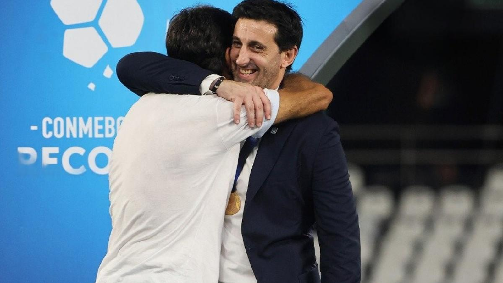 Diego Milito a los hinchas de Racing: "estamos en lo más alto de América"