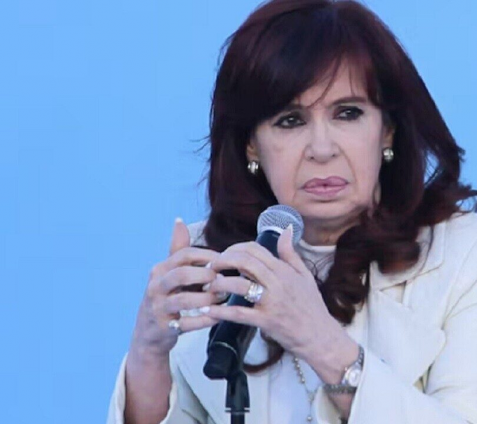 La crítica de Cristina a Milei por no viajar a Bahía Blanca