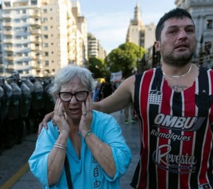 El Gobierno advirtió que los hinchas que causen disturbios en las marchas no podrán entrar a las canchas
