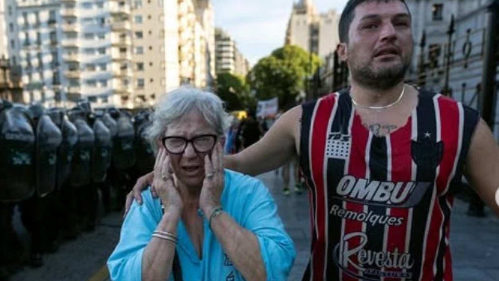 El Gobierno advirtió que los hinchas que causen disturbios en las marchas no podrán entrar a las canchas