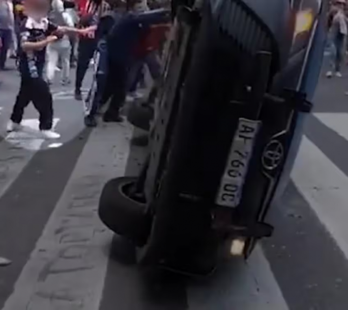 Fue detenido un barra brava de All Boys acusado de prender fuego un auto de la Policía