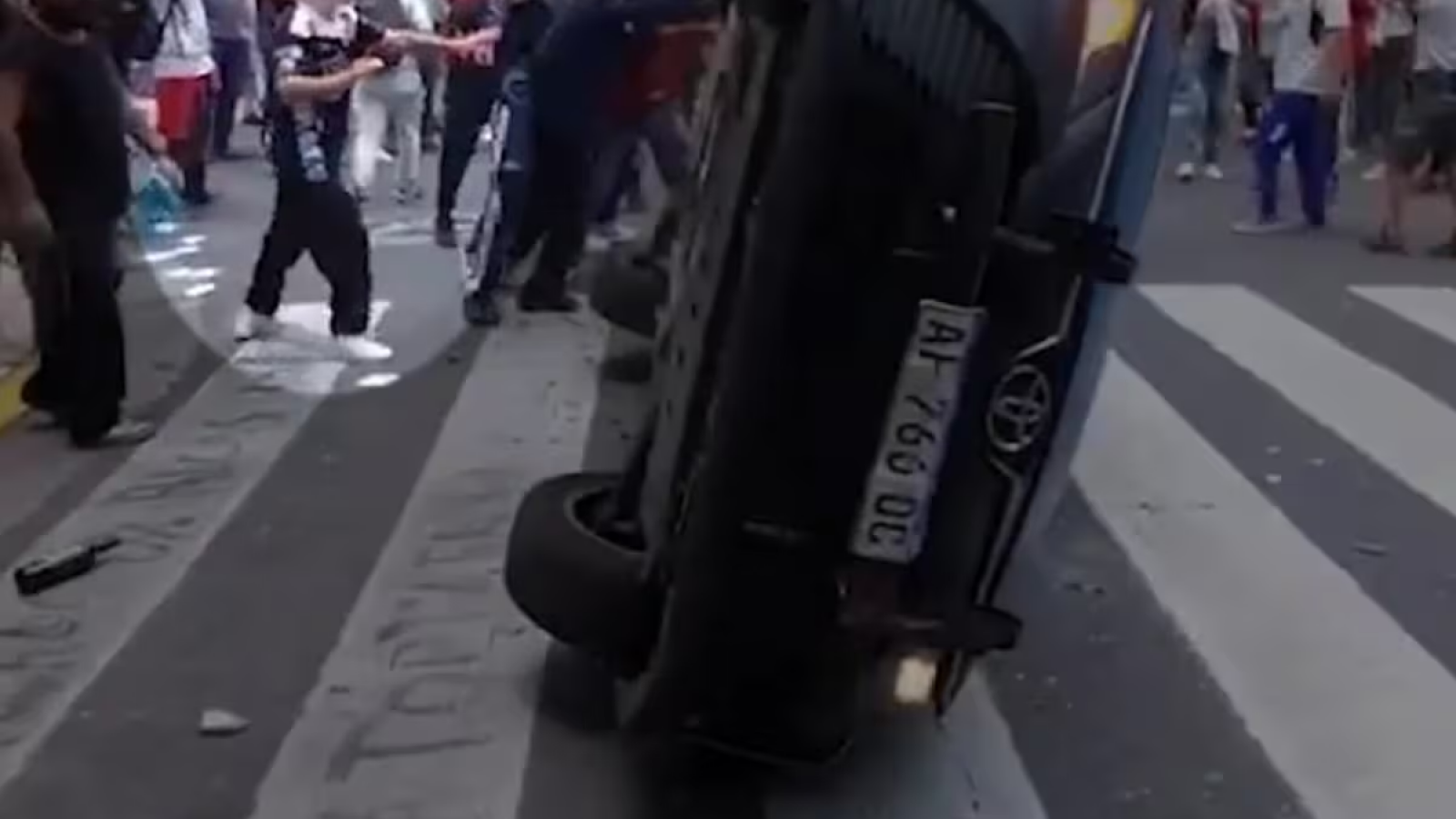 Fue detenido un barra brava de All Boys acusado de prender fuego un auto de la Policía