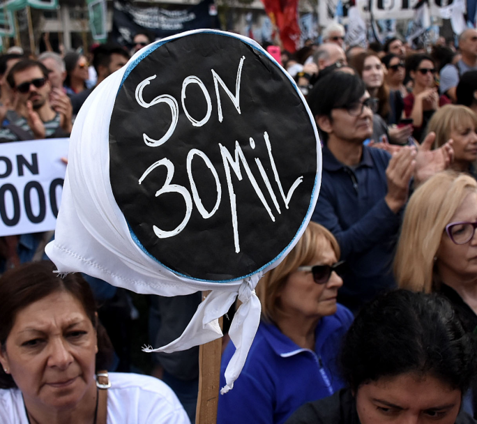 Con una multitudinaria marcha a plaza de mayo se recordó el día de la memoria