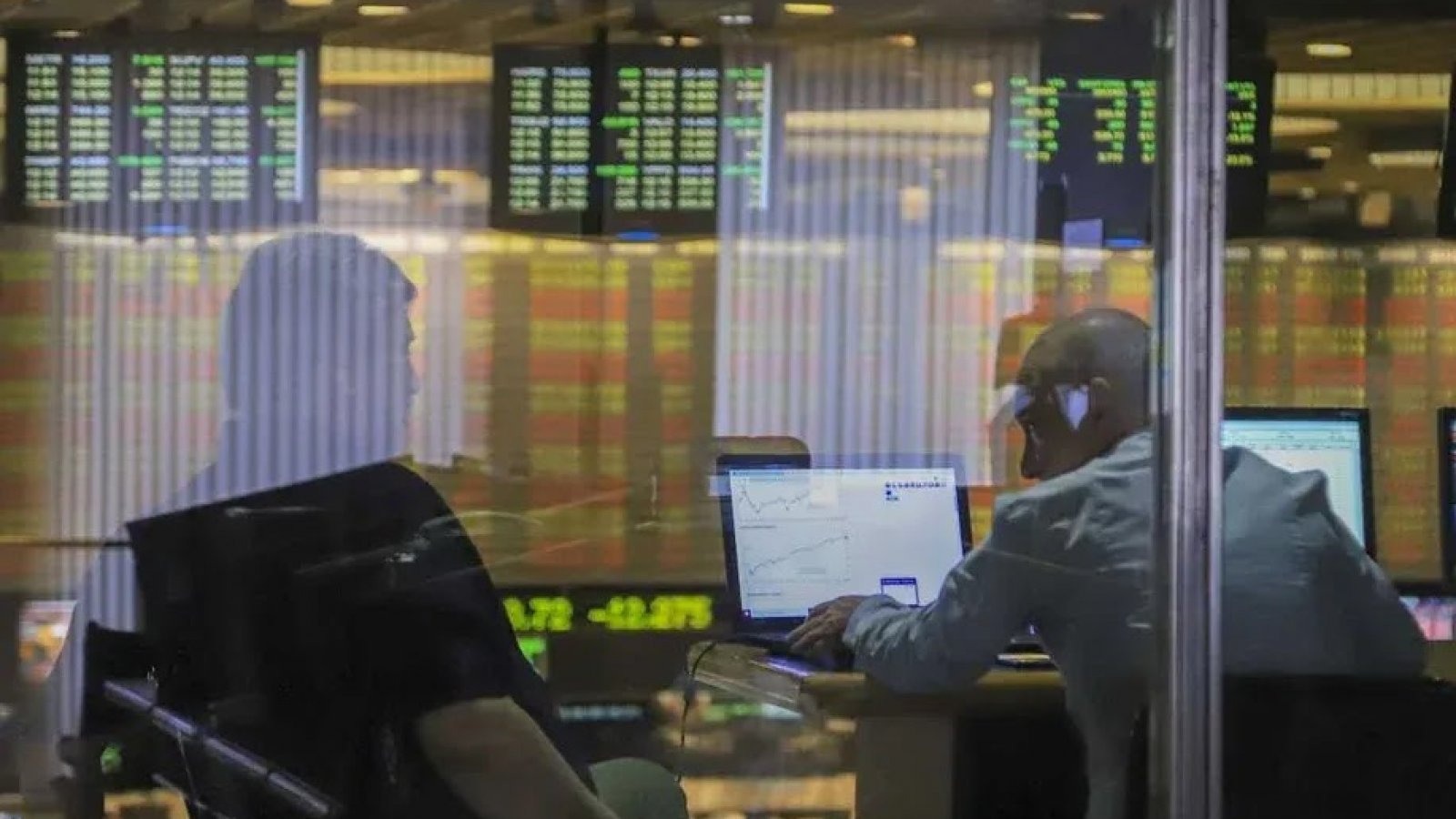 Los bonos argentinos arrancan con bajas de hasta 3,5%