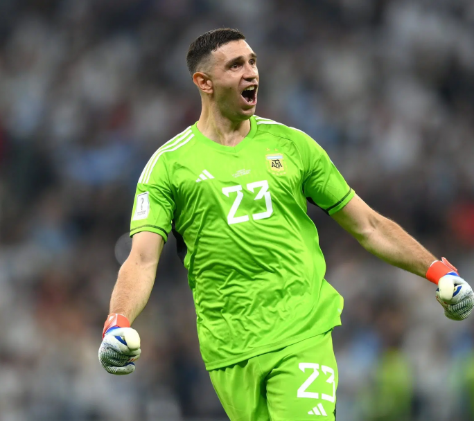 No lo pueden olvidar, los hinchas del PSG insultaron a Dibu Martínez