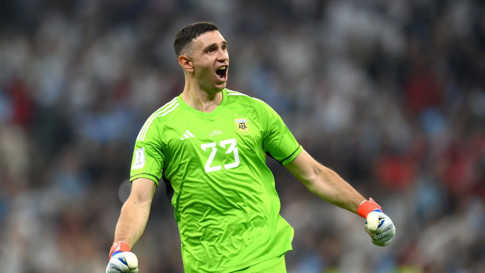 No lo pueden olvidar, los hinchas del PSG insultaron a Dibu Martínez