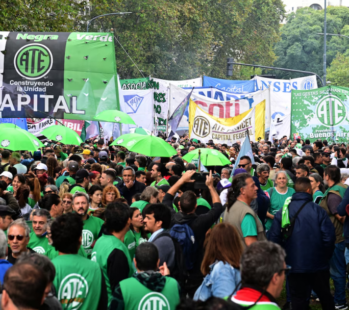 Marcha de jubilados: con gremios de la CGT se movilizaron al Congreso en la previa del paro general