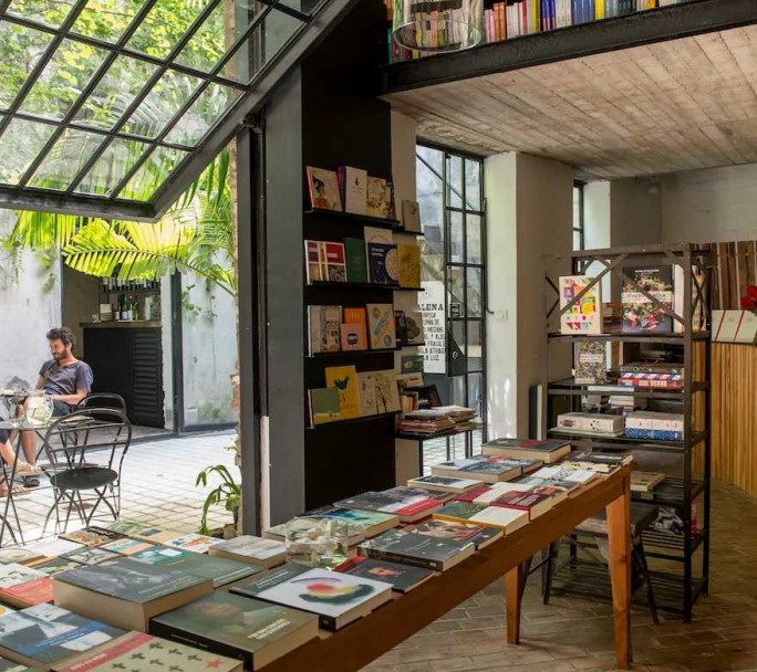 Rinconces literarios con aroma a café: 5 librerías para perderse en el otoño porteño