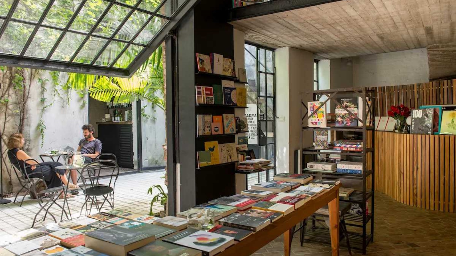Rinconces literarios con aroma a café: 5 librerías para perderse en el otoño porteño