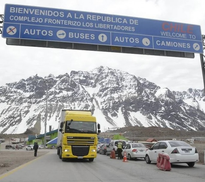 Éxodo argentino a Chile: los cruces de frontera se multiplican y los comercios abren a pesar del feriado