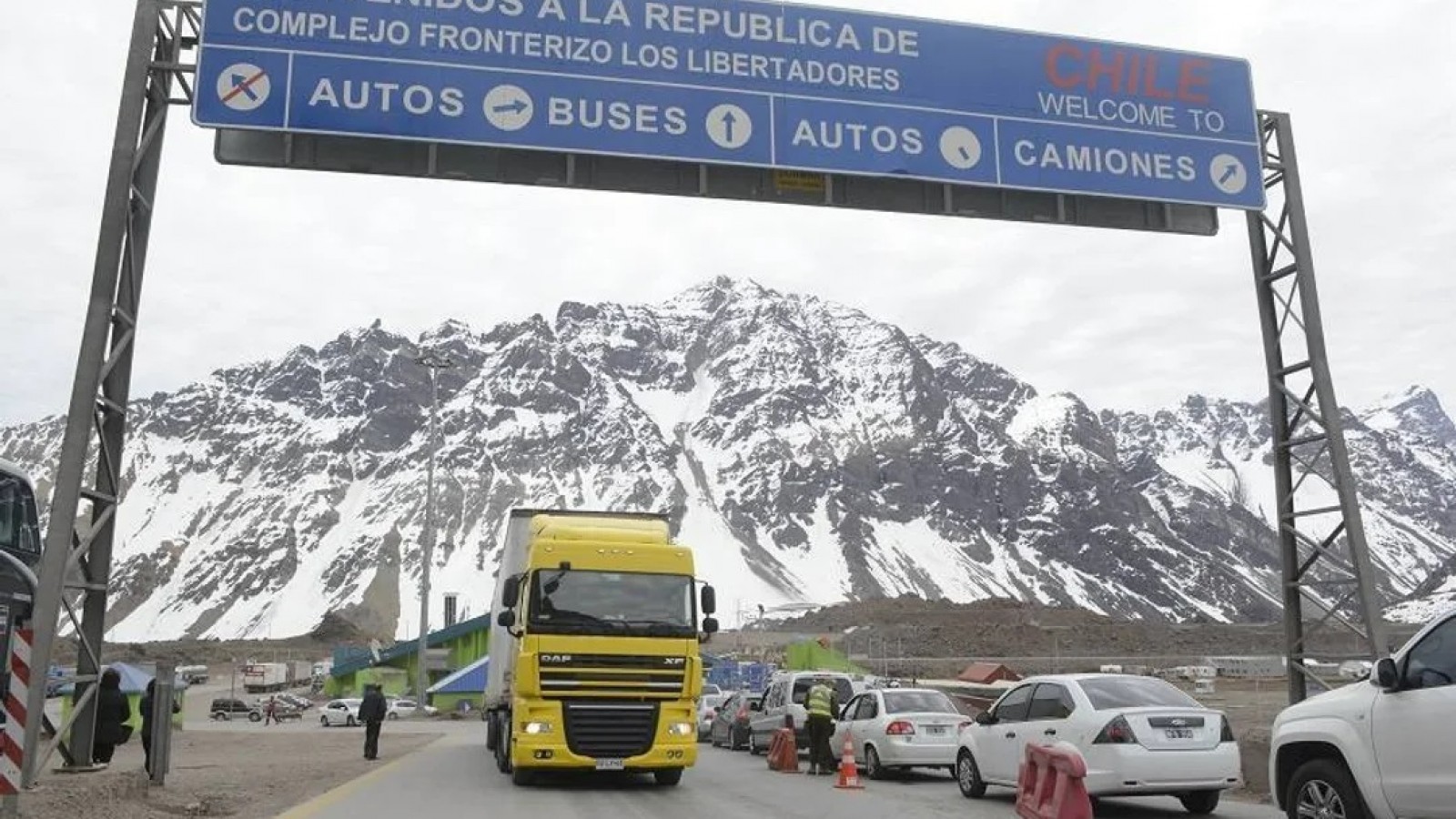 Éxodo argentino a Chile: los cruces de frontera se multiplican y los comercios abren a pesar del feriado