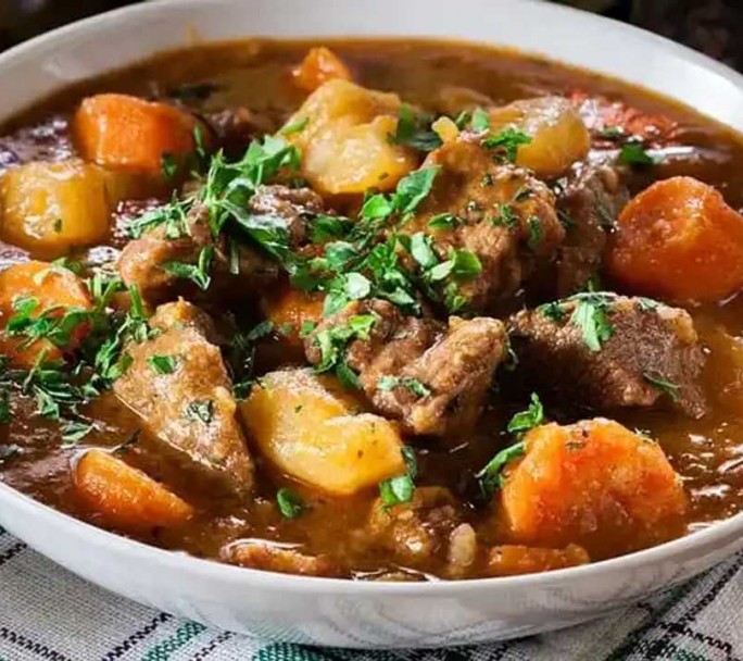 El pueblito rural a una hora de CABA que organiza la fiesta del Guiso de Cordero