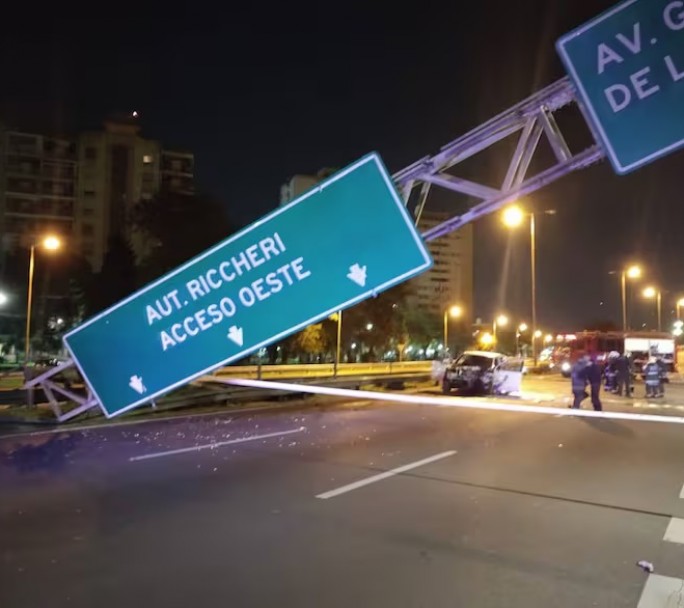 Una camioneta chocó contra un cartel en la General Paz y lo derribó: al menos tres heridos