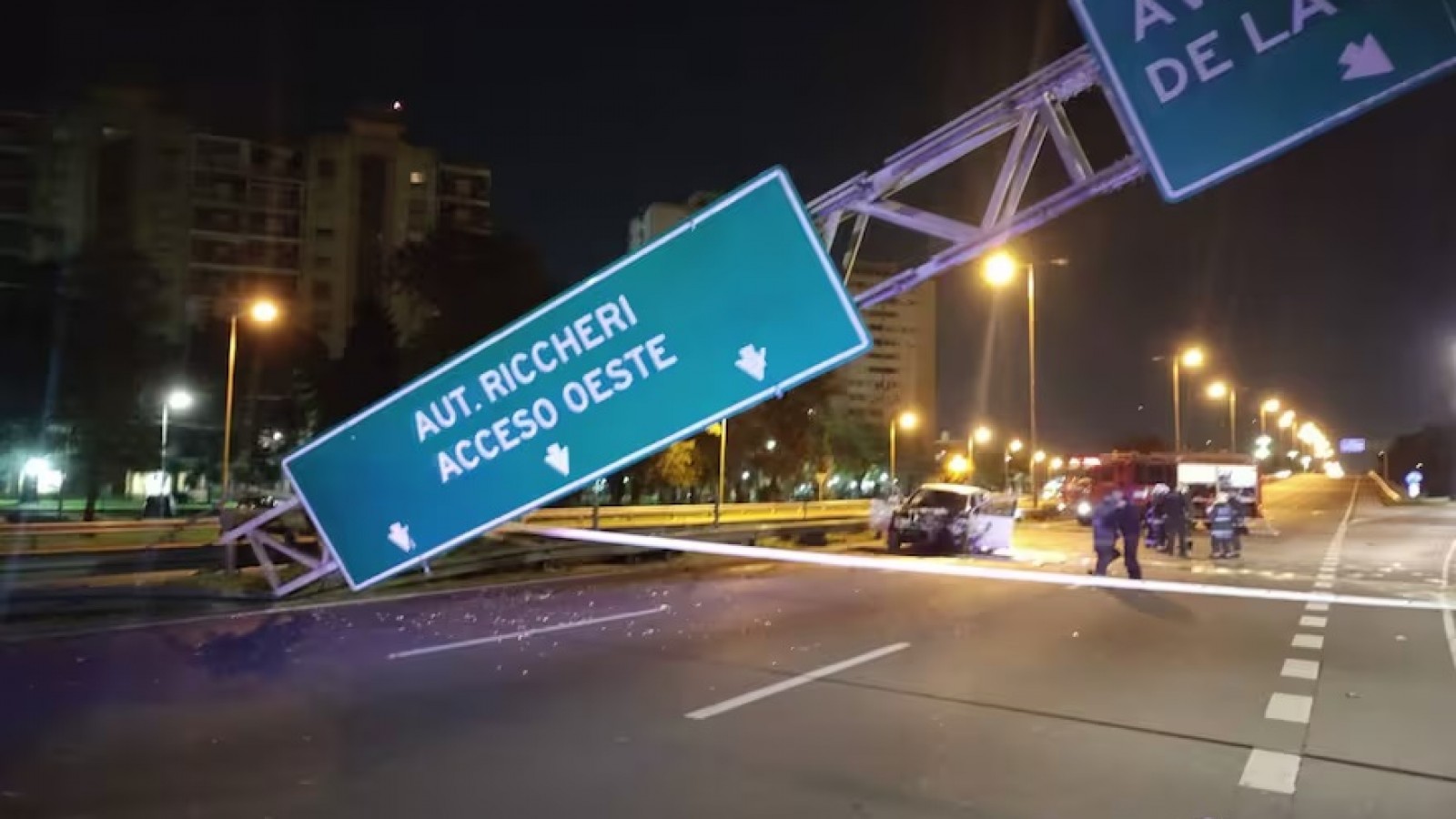 Una camioneta chocó contra un cartel en la General Paz y lo derribó: al menos tres heridos