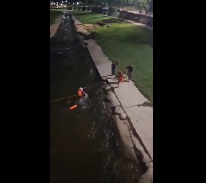 Inesperada fuga en Córdoba: Un ladrón de motocicleta nada kilómetros por el río Suquía para evadir a la policía