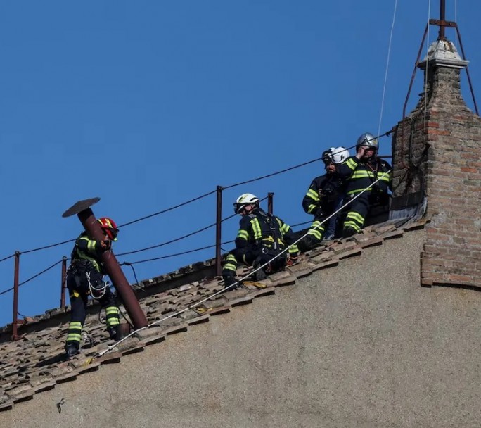 El Vaticano ya instaló la chimenea en la Capilla Sixtina para el cónclave