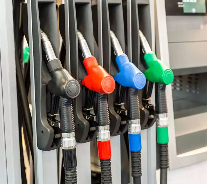 Después que YPF bajara los precios de los combustibles se sumaron Shell y Axion