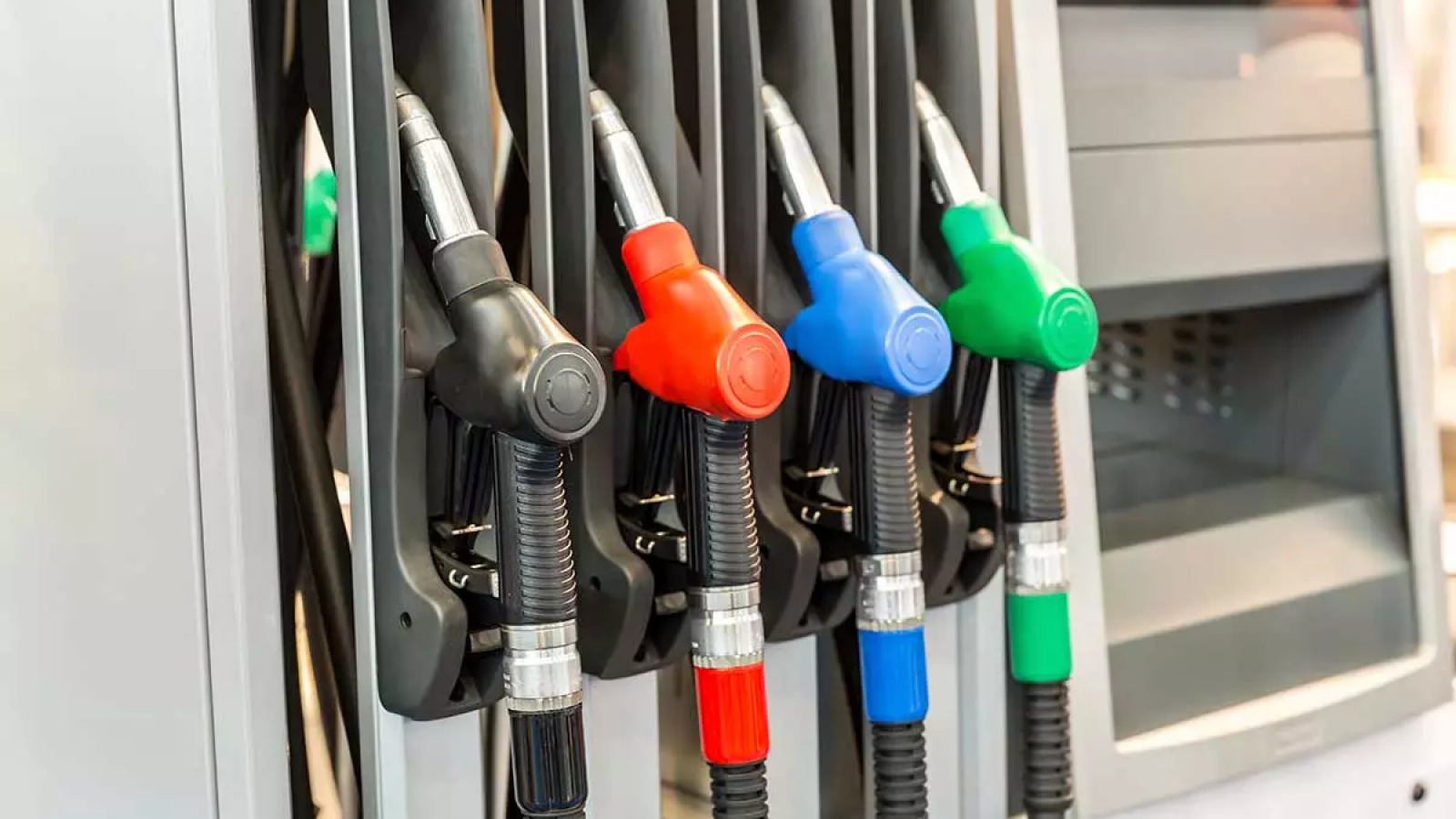 Después que YPF bajara los precios de los combustibles se sumaron Shell y Axion