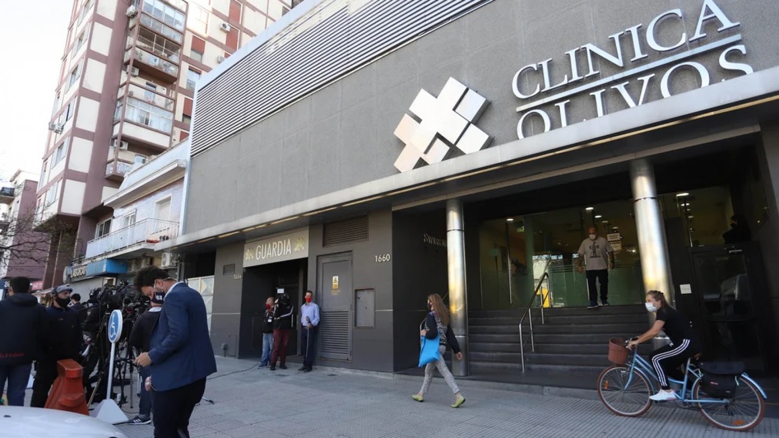 Allanaron la clínica donde habían operado a Maradona