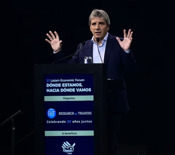 Caputo busca activar los "dólares del colchón" para reimpulsar la economía argentina