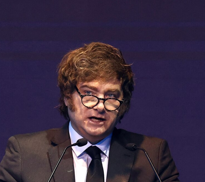 Milei adelanta "revolución monetaria de la libertad" y defiende el uso del dólar