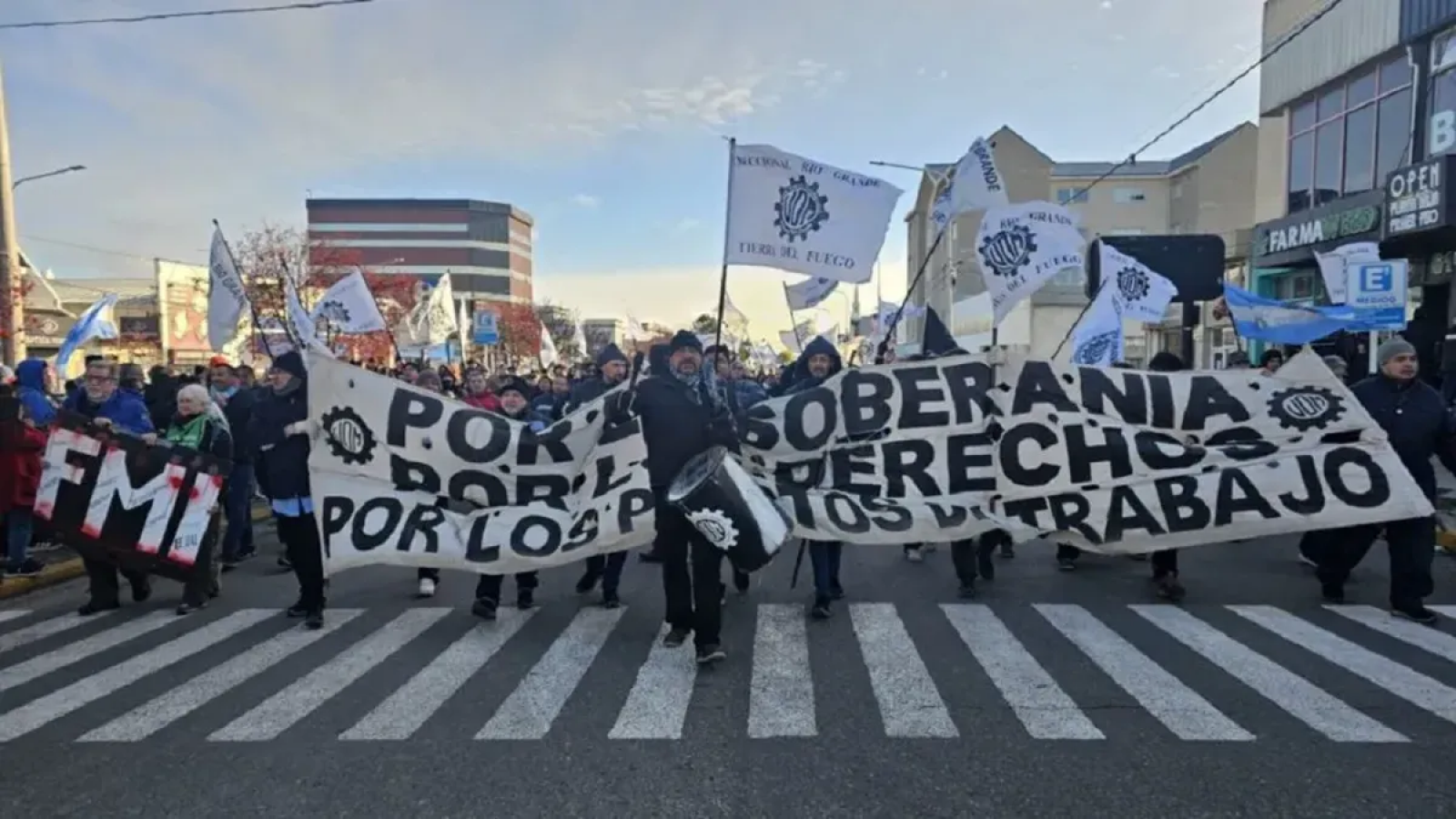 Tierra del Fuego  contesta con un paro total a la baja de aranceles