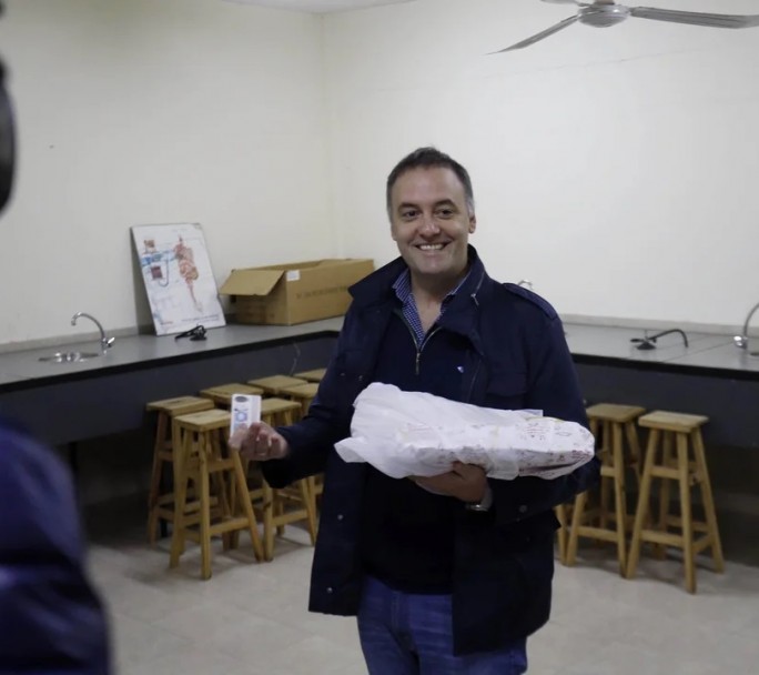 Adorni votó y minimizó el video de la polémica: "no hay que hacer tanto escándalo"