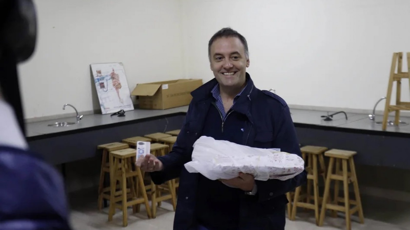 Adorni votó y minimizó el video de la polémica: "no hay que hacer tanto escándalo"