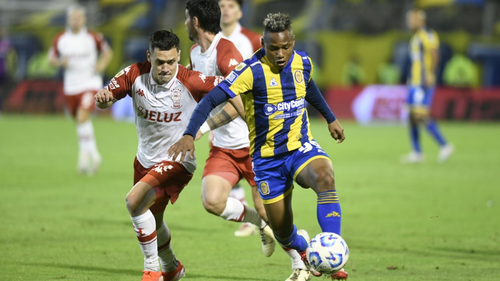 En el primer cruce por semifinal Huracan le ganó a Central en Rosario