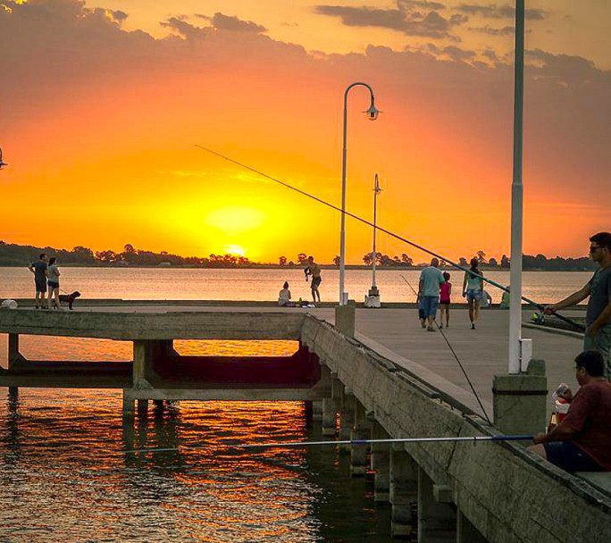 A hora y media de CABA: el pueblito con laguna, costanera y asado a la estaca para escaparse el fin de semana